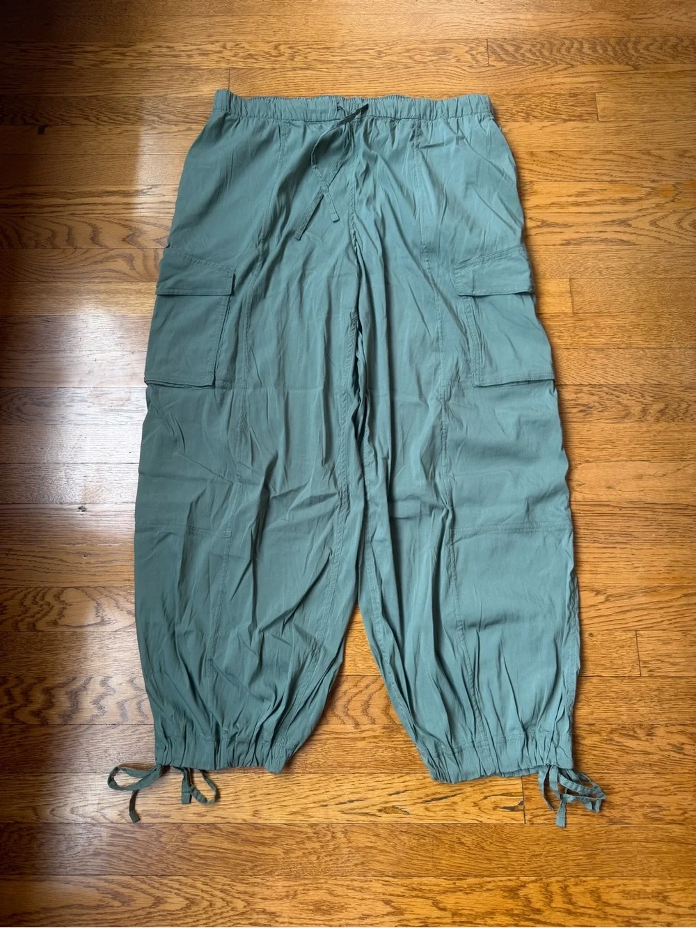 Like New - Lululemon Lightweight Adjustable Mid-Rise Cargo Pant (XL)